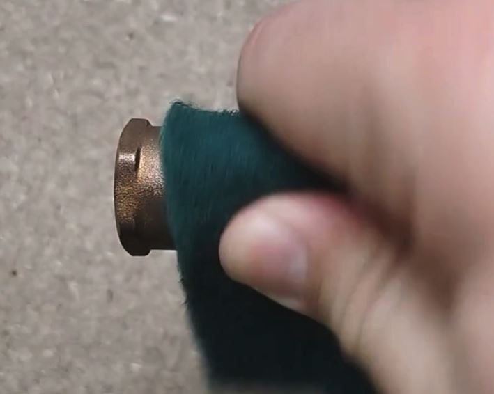 LIMPIANDO SOLDADURA DE TUBERIA DE COBRE
