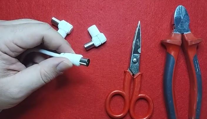 ¡Aprende a cambiar la clavija de tu cable coaxial sin perder señal!